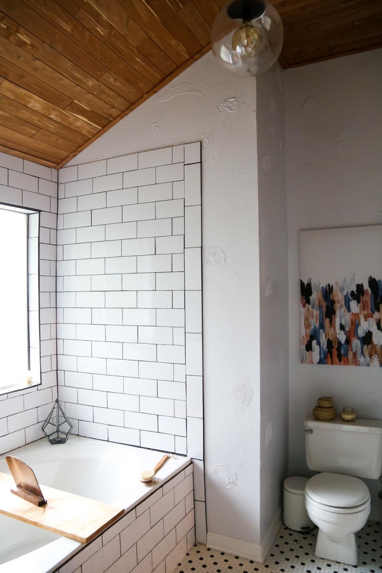 Wysoka łazienka ze skośnym sufitem z drewna (53586)