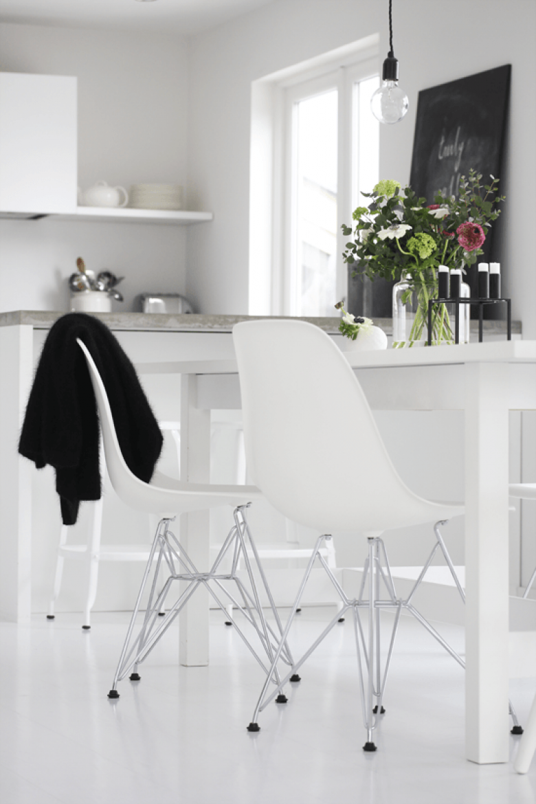 Nowoczesne biale krzesła na metalowych krzyżakach w białej kuchni (22646)