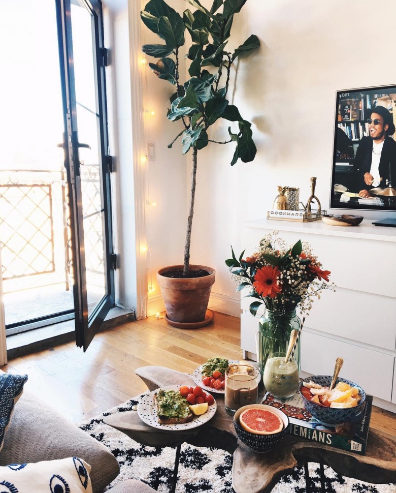 Salon dekorują nie tylko przedmioty, ale także rośliny. Duży kwiat w donicy oraz bukiet na stoliku kawowym dodają wnętrzu wdzięku i...