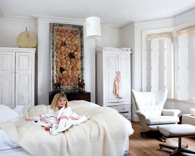 Biała sypialnia z wykuszem w stylu vintage (20129)