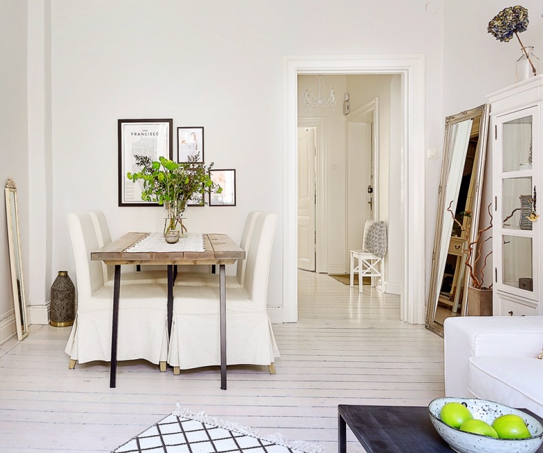 Aranżacja dwupokojowego mieszkania w skandynawskim stylu, skąpanego w bieli z dodatkiem drewna i kilku kolorowych akcentów (39901)