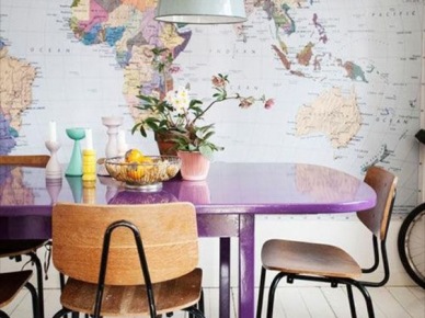 Ściana z mapą świata i kolorowy stół w jadalni (53593)