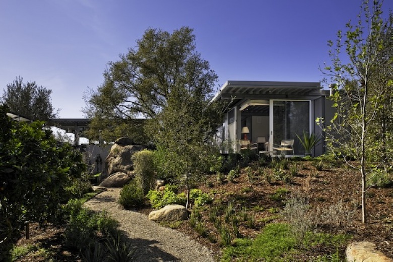 piękny, nowoczesny dom w Kalifornii , który urzeka ciekawą, otwartą architekturą. Wspaniale wkomponowany w krajobraz tworzy oryginalną przestrzeń wewnątrz i współgra z kaskadowym...