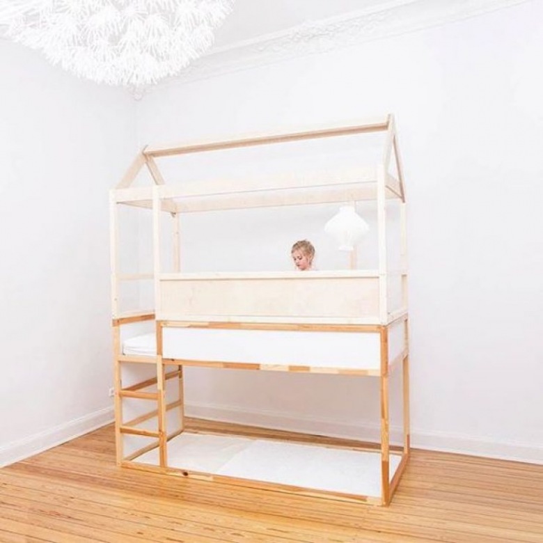 Drewniane piętrowe łóżko na kształt domku do zabawy (50847)