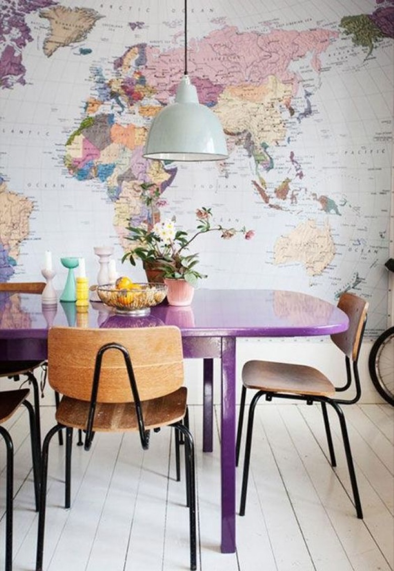 Ściana z mapą świata i kolorowy stół w jadalni (53593)