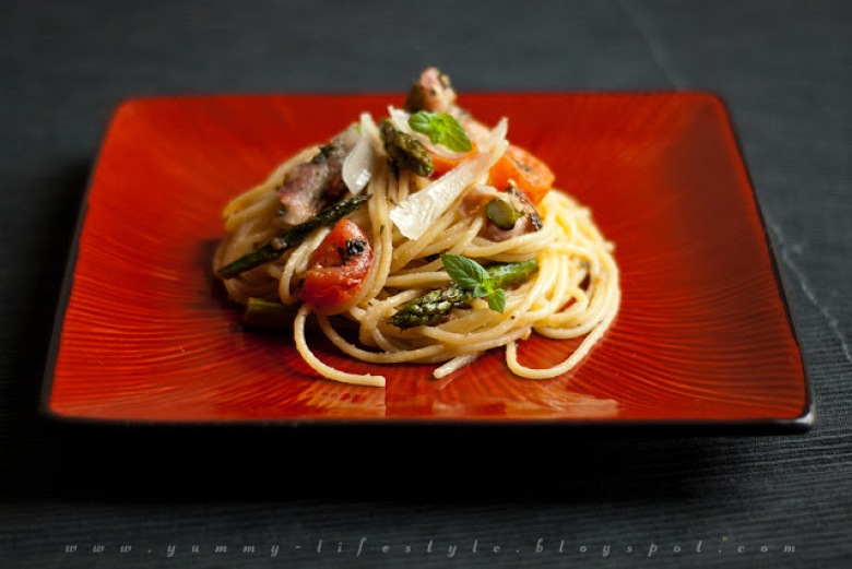 Yummy Lifestyle - Z uwielbienia dla jedzenia.: Bardzo czosnkowe spaghetti ze szparagami zapiekanymi w boczku. (9304)