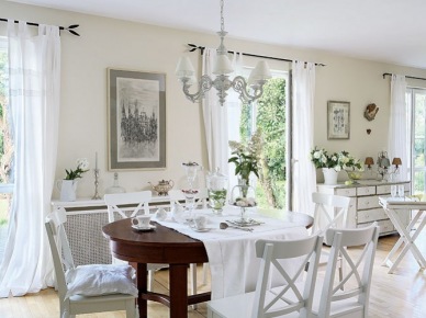 Biala jadalnia z owalnym, brązowym stołem i białymi krzeslami w stylu prowansalskim (21272)