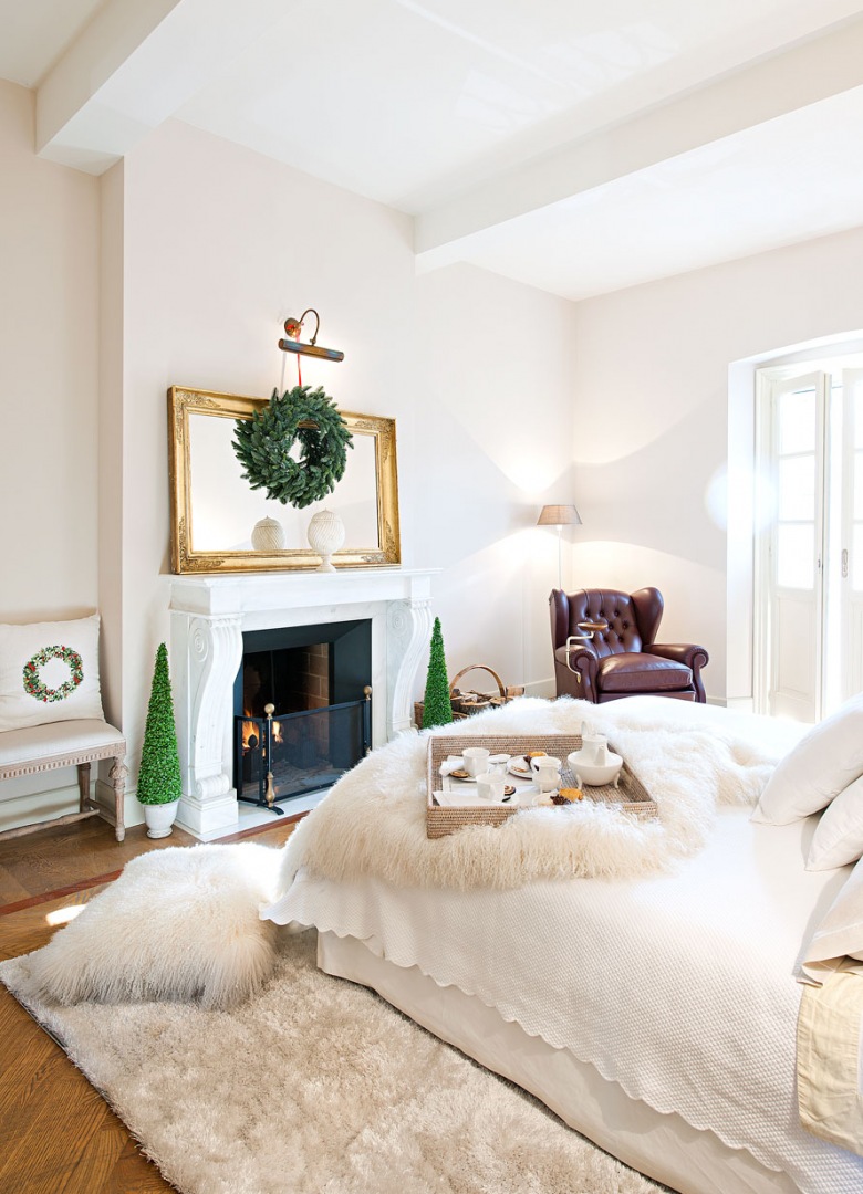 Biała sypialnia wiele zyskuje dzięki drobnym, ale wyrazistym świątecznym dodatkom. W głównej mierze wybrano zielone...
