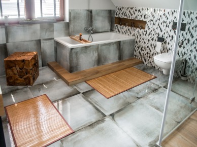 Elegancka szara łazienka z drewnianymi dodatkami na poddaszu (57070)