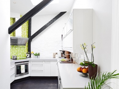 Biało-czarna  kuchnia nowoczesna z zieloną szklana ścianą przy okapie kuchennym (22888)