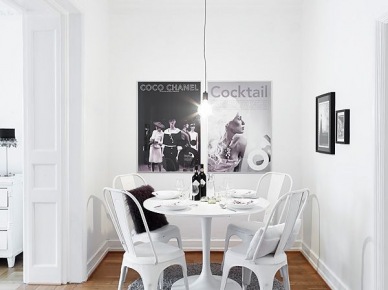 Plakaty i okrągły stół w małej jadalni w biało-czarnym kolorze (20643)