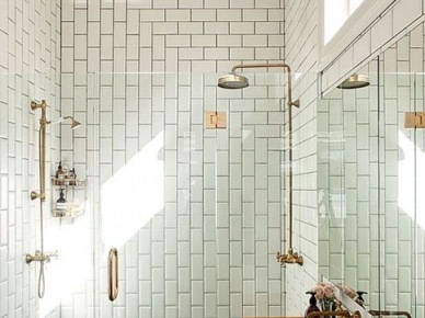 Biala glazurowana cegiełka,i mosiężno-miedziane baterie prysznicowe i umywalkowe w stylu retro (26050)