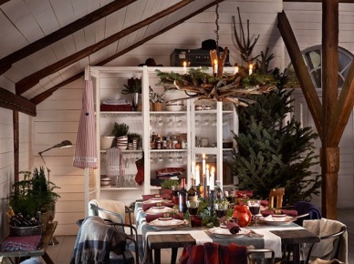 Tradycyjna świąteczna dekoracja wiejskiego stołu,rustykalny żyrandol z drewnianych gałązek z zielonym igliwiem i świeczkami,biały kredens w wiejskim stylu,drewniane belki,metalowe krzesła tolix w jadalni w rusttykalnym stylu (48040)
