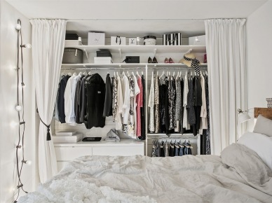 Biała funkcjonalna garderoba w szarej sypialni (51686)