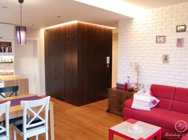 Inspirująca aranżacja polskiego mieszkania w stylu tradycyjnym z białą cegłą w salonie