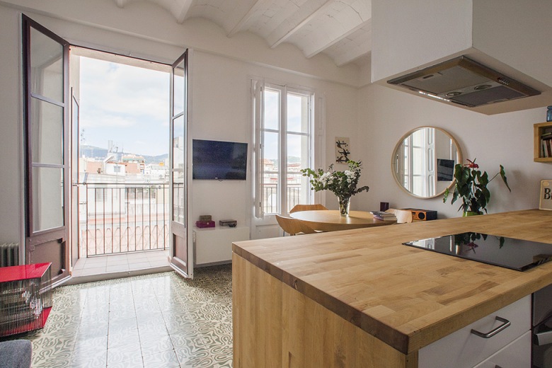 pomysł a na otwartą kuchnię z salonem w małym mieszkaniu - estetyczny, nowoczesny, z domieszką drewna
