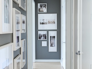 Jak wieszać obrazy i fotografie w białych ramkach na szarej ścianie w korytarzu ? (23502)