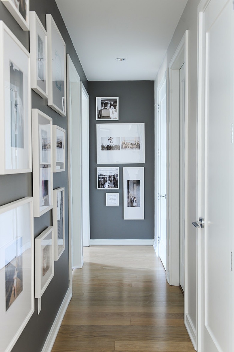 Jak wieszać obrazy i fotografie w białych ramkach na szarej ścianie w korytarzu ? (23502)