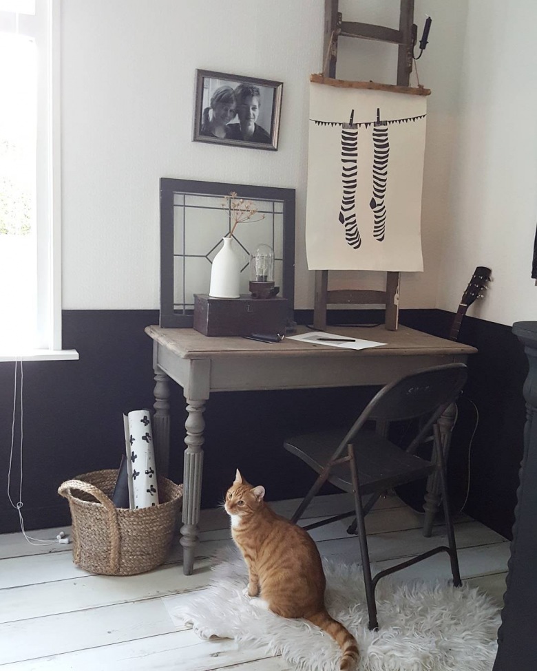 W domowym gabinecie zdecydowano się na eklektyczne połączenie mebli i dodatków. Stare biurko na rzeźbionych nogach...