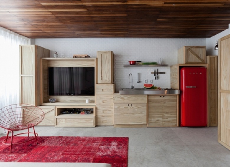 modna kuchnia, nowoczesny dizajne, czyli wszystko na jednym miejscu - kuchnia z salonem w jednym  - drewno i czerwień