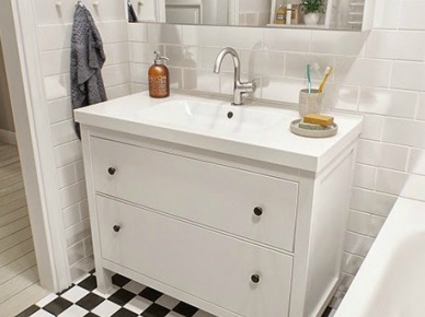 Białe łazienkowe meble z IKEA w aranżacji skandynawskiej łazienki (26324)