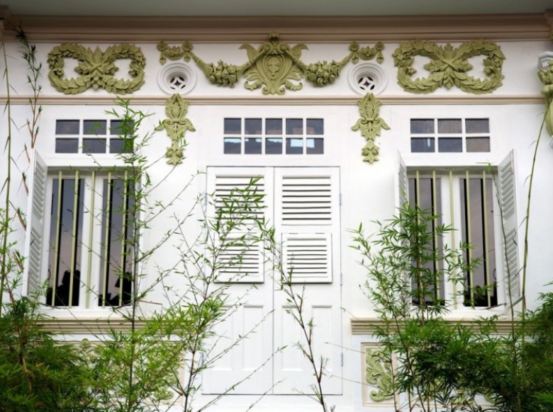 wspaniała, biało-zielona elewacja domu - stylowa, z pięknymi dekorami, sztukaterią zewnętrzną - styl w harmonii z naturą