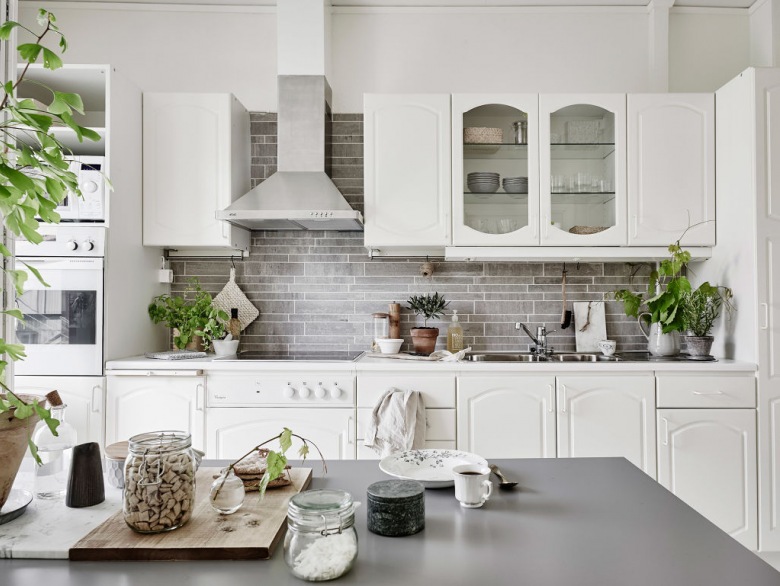 W kuchni na palecie barw dominuje biel oraz szarość. Te kolory pomagają wykreować elegancką przestrzeń, która do tego...