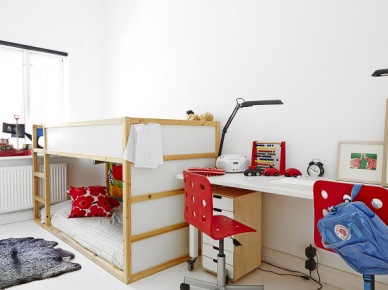 Piętrowe łóżka i podwójne biurkow z czerwonymi krzesłami w dziecięcym pokoju (24661)