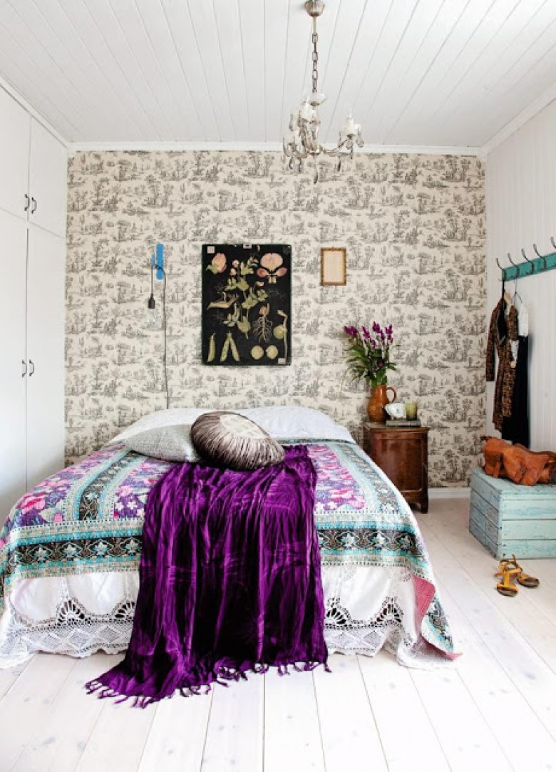 Wzorzysta tapeta, obrazy z motywem roślinnym i turkusowo-fioletowe detale w sypialni (21022)