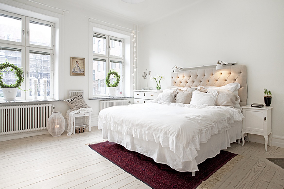 Romantyczna sypialnia z pikowanym wezgłowiem przy łóżku (48848)