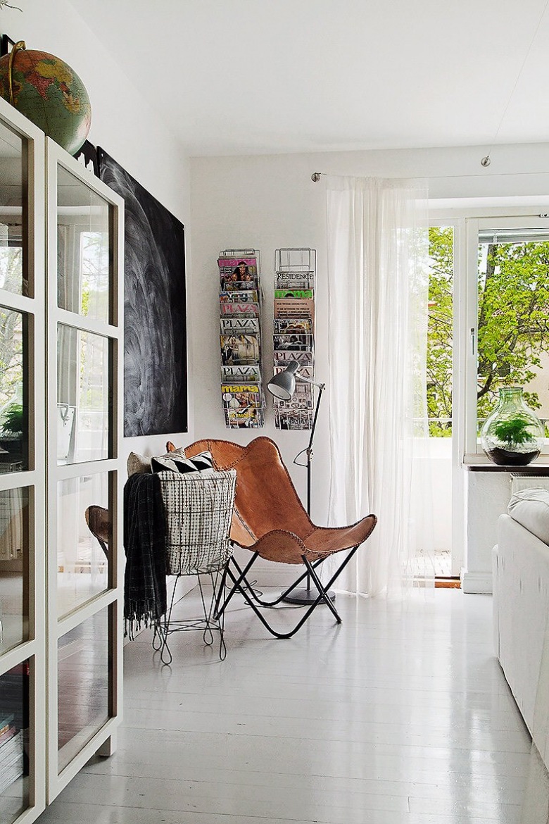 Druciane meble i dekoracje,fotel butterfly, biała żywiczna podłoga  i czarna tablica w zmiksownaym salonie (23783)