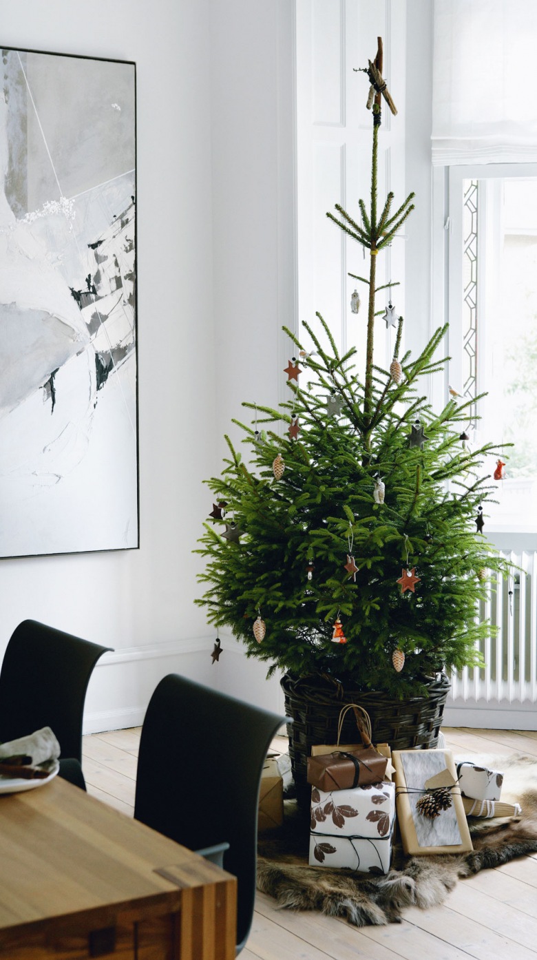 jeśli chcecie urządzić święta po skandynawsku, to zacznijcie od świątecznych dekoracji - choinka, kieszenie na prezenty,czerwone detale,stoliczki,naturalne osłony na drzewko świąteczne, juta, szyszki i trochę...