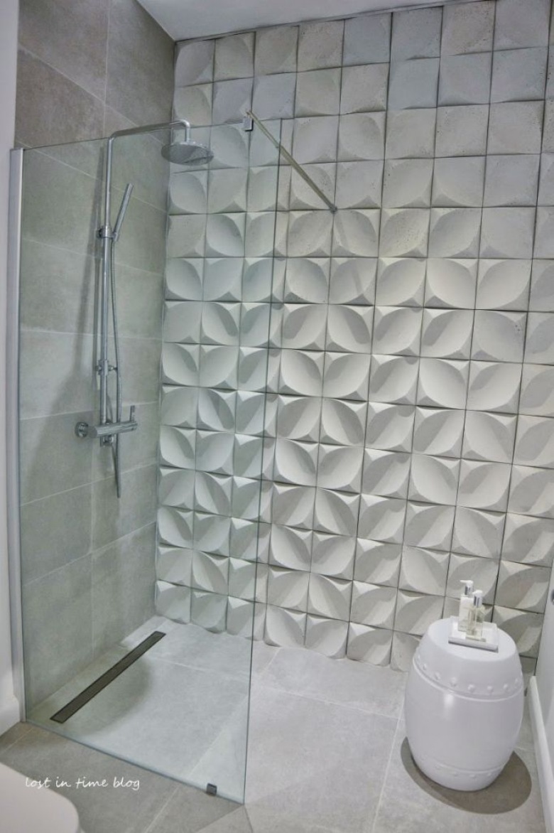 Ściana z betonu w łazience (41827)