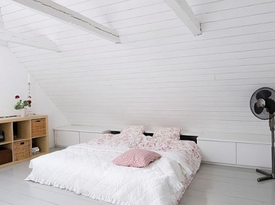 Minimalistyczna biała sypialnia na poddaszu (20457)