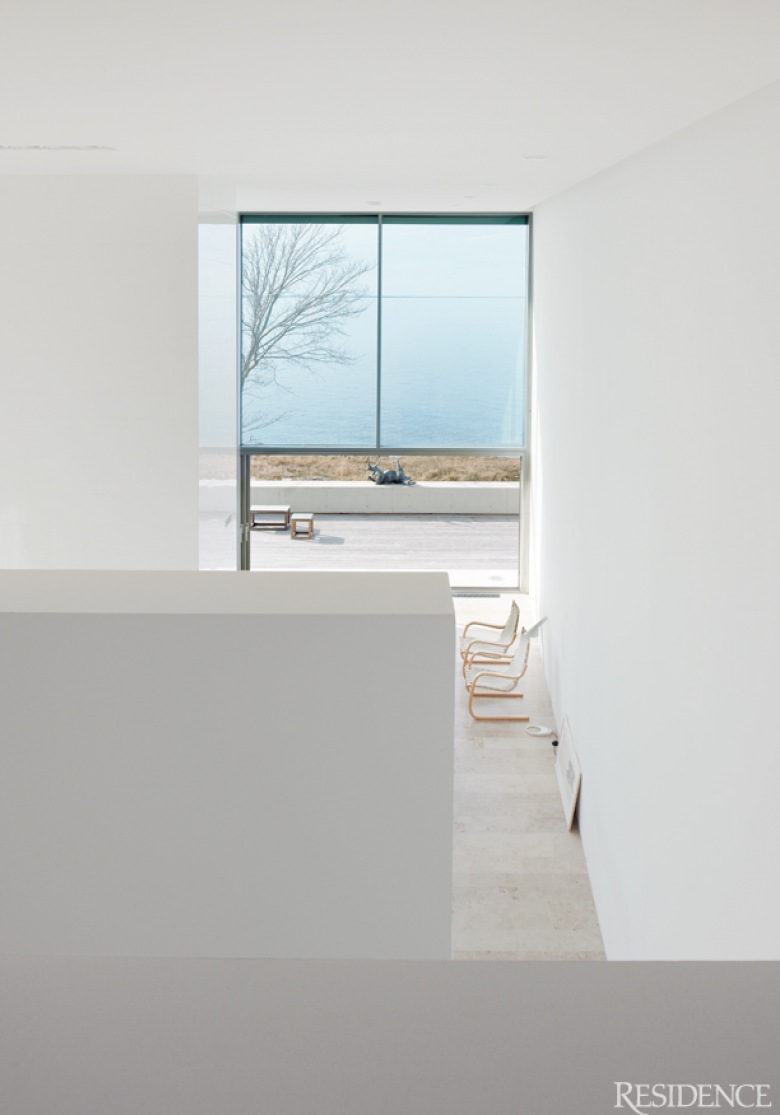przepięknym prosty i geometryczny projekt domu - to esencja skandynawskiego stylu: funkcjonalność, prostota, nieskazitelna biel i wtopienie się w rytm...