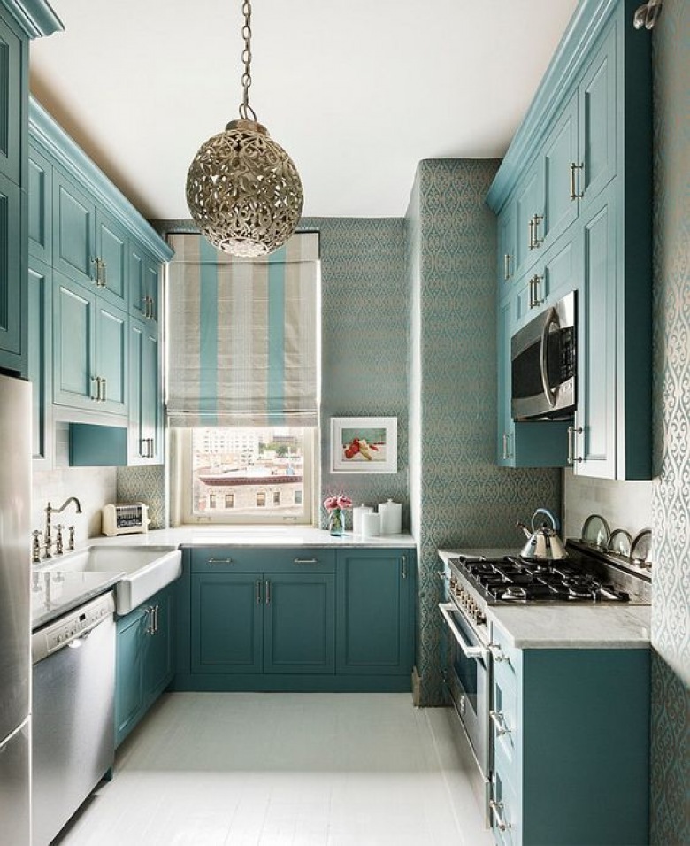 Szafki przemalowane na szaro-błękitny odcień nadają kuchni ciekawy wygląd. Biała podłoga rozświetla wnętrze, a spora wysokość sprawia, że zdaje się jeszcze...