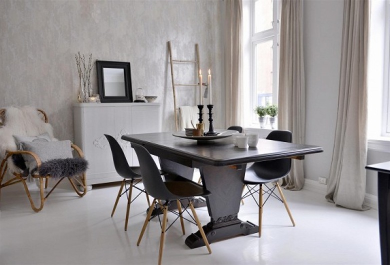Szara jadalnia w zmiksowanym stylu z drabiną,nowoczesnymi krzesłami i drewnianym czarnym stołem (21604)