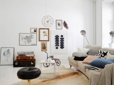 Grafiki skandynawskie,fotografie vintage,walizki skórzane vintage i poduszki w stylu skandynawskim w salonie (24717)