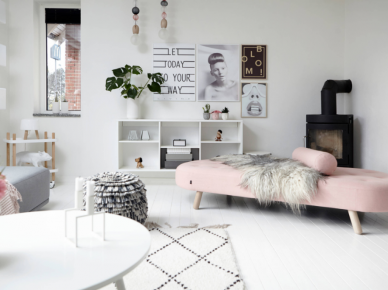 Ciekawa aranżacja mieszkania w skandynawskim stylu z białą podłogą i dodatkami w pudrowym różu