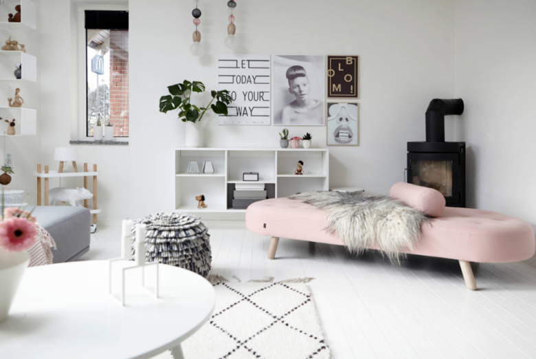 Ciekawa aranżacja mieszkania w skandynawskim stylu z białą podłogą i dodatkami w pudrowym różu (53033)