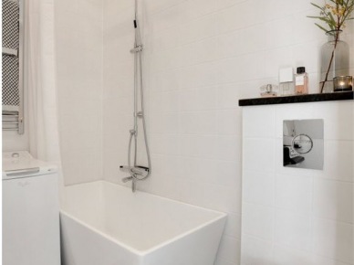 Prostokątna nowoczesna wanna z deszczownią, czarno-biała terakota ułożona w karo i nowoczesne punktowe oświetlenie sufitowe w białej łazience (28161)