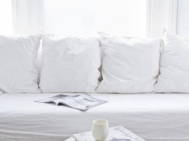 Śnieżnobiała sofa z poduszkami i białymi detalami (20574)