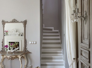 Prowansalska bielona konsolka z lustrem w aranzacji przedpokoju ze schodami (24139)