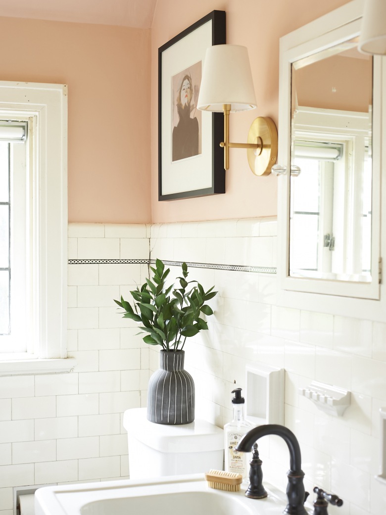W aranżacji łazienki panuje idealna równowaga pomiędzy kolorowymi akcentami, a jasną bazą. Pastelowy róż w połączeniu z...