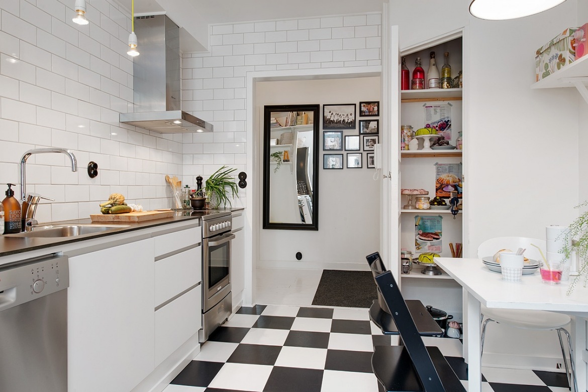 Biało-czarna posadzka w szachownicę,biała płytka cegiełka na ścianie i biało-czarne meble w skandynawskiej kuchni (25882)