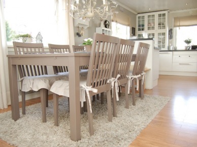 Beżowy stół z krzesłami i siedziskami z falbanką w skandynawskiej jadalni (23882)