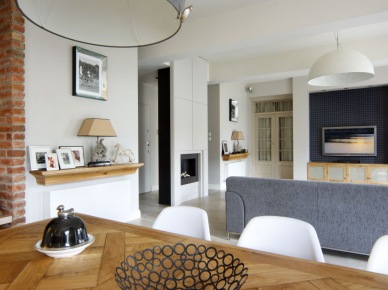 Aranżacja salonu połączonego z jadalnią w jednej otwartej przestrzeni korzysta zarówno z prostoty i funkcjonalności skandynawskiego stylu, jak i nowoczesnej formy. Wielość dodatków i drobnych elementów dekoracyjnych wprowadza do wnętrza przytulny domowy...