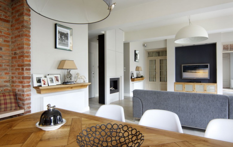 Aranżacja salonu połączonego z jadalnią w jednej otwartej przestrzeni korzysta zarówno z prostoty i funkcjonalności skandynawskiego stylu, jak i nowoczesnej formy. Wielość dodatków i drobnych elementów dekoracyjnych wprowadza do wnętrza przytulny domowy...