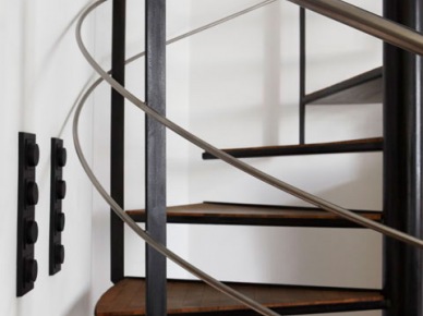 Spiralne metalowe schody z drewnianymi stopniami  w dwupoziomowym mieszkaniu (21241)
