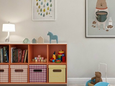 Dziecięce plakaty na ścianie,otwarta szafka z kolorowymi pudełkami,dywan w paski i bielone deski na podłodze (26320)